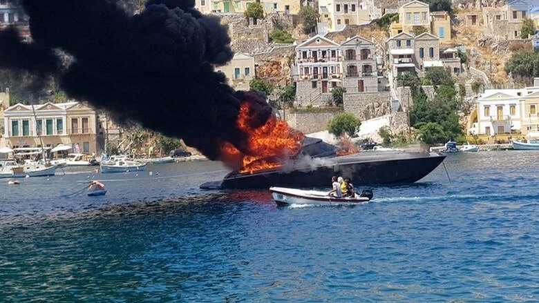 Σύμη: Θαλαμηγός τυλίχτηκε στις φλόγες– Δεν κινδυνεύουν οι επιβάτες-Εικόνες, Βίντεο